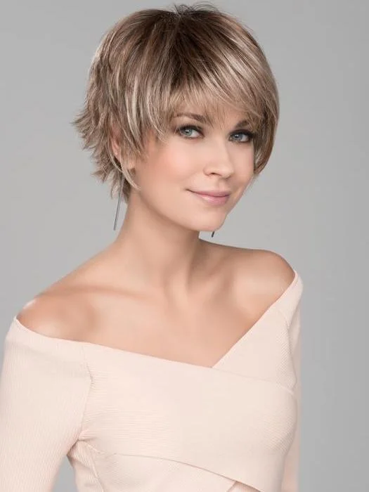 Short wig with a wavy texture for a beachy and relaxed look Sky by Ellen Wille | Synthetic Wig (Mono Crown)